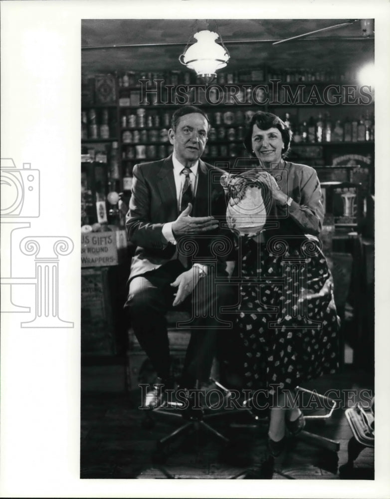 1990 Press Photo Ralph and Terry Kovel doing TV Show from basement of their Home- Historic Images