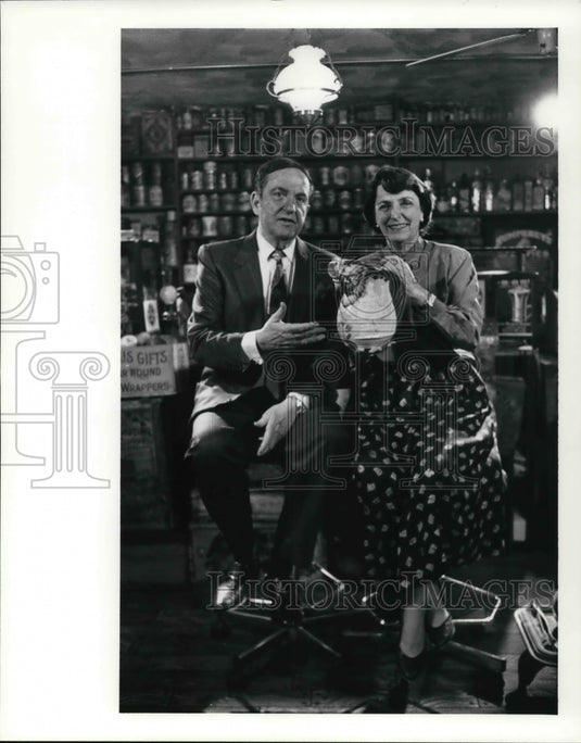1990 Press Photo Ralph and Terry Kovel doing TV Show from basement of their Home- Historic Images