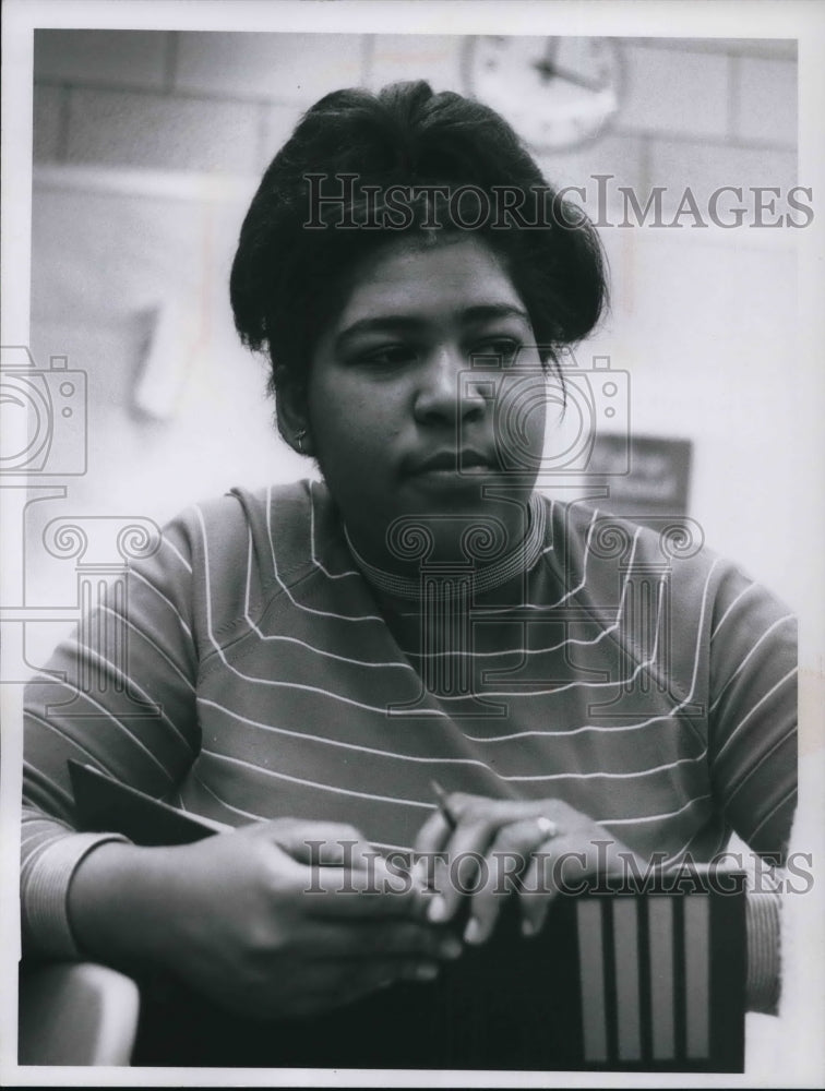 1968 Press Photo Marvelous Brown Student of John F Kennedy vied on JFK shot- Historic Images