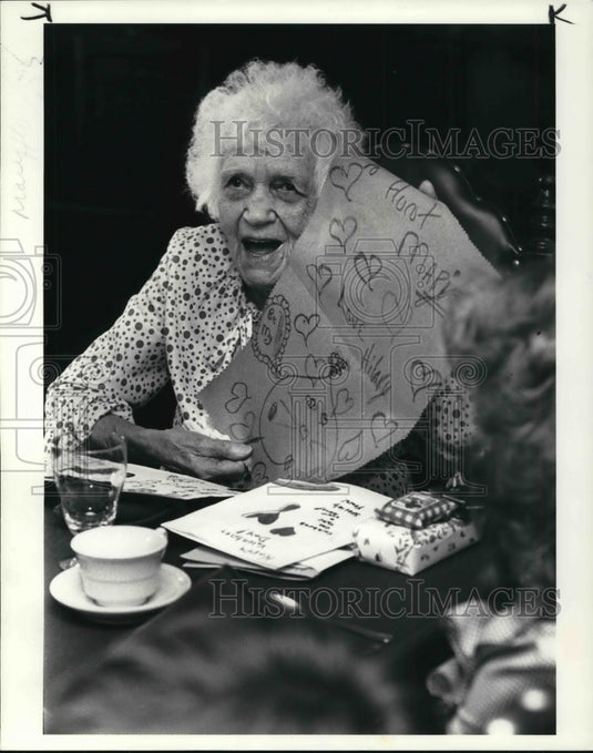 1985 Press Photo Aunt Marie Kocquist shows her cards for her 106th birthday- Historic Images