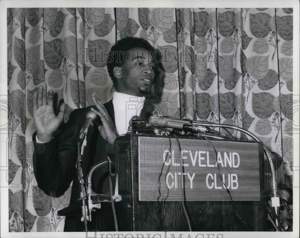 1969 Press Photo Harllel Jones At Cleveland City Club Loreem Speaking- Historic Images