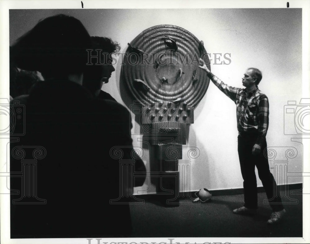 1991 Press Photo CSU Professor Kane Kangas with Tashio Sasaki&#39;s work of art- Historic Images