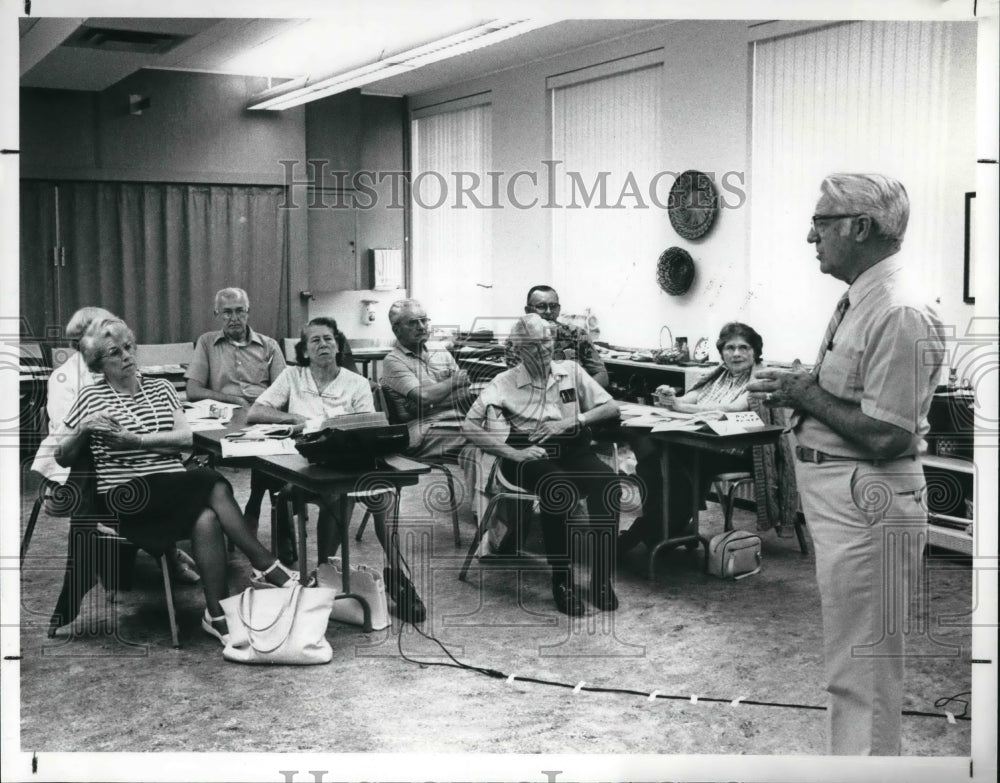 1989 Press Photo James Jameson and his over 55 drawing class- Historic Images