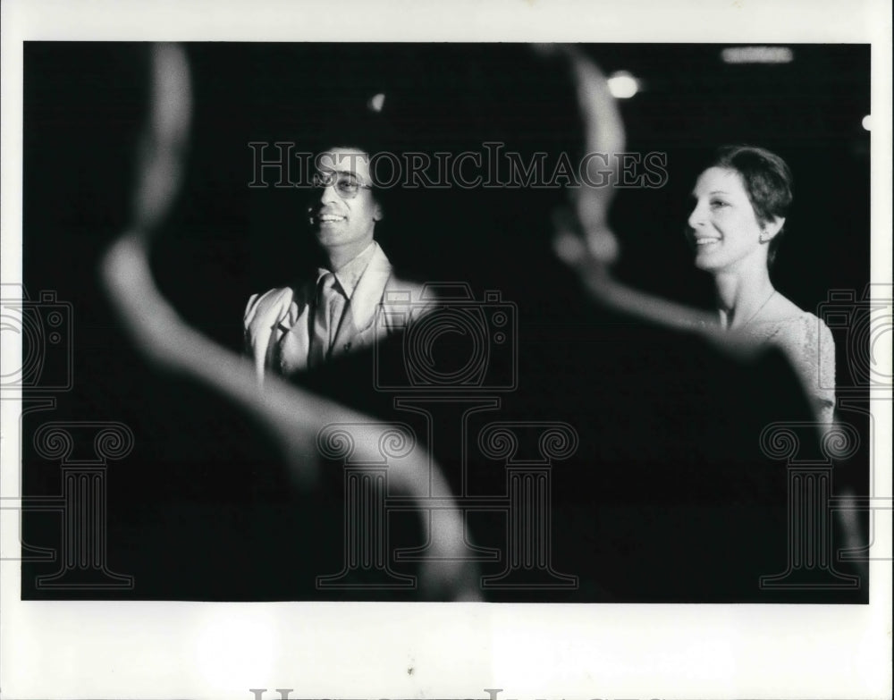 1987 Press Photo Dennis Nahat &amp; Cynthia Gregory talks to Press on tour- Historic Images