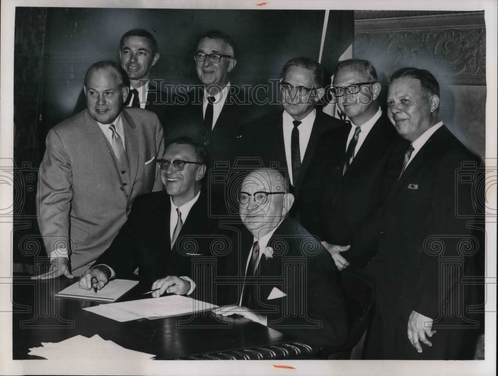 1965 Press Photo Mayor Ralph S. Lochen and groups- Historic Images