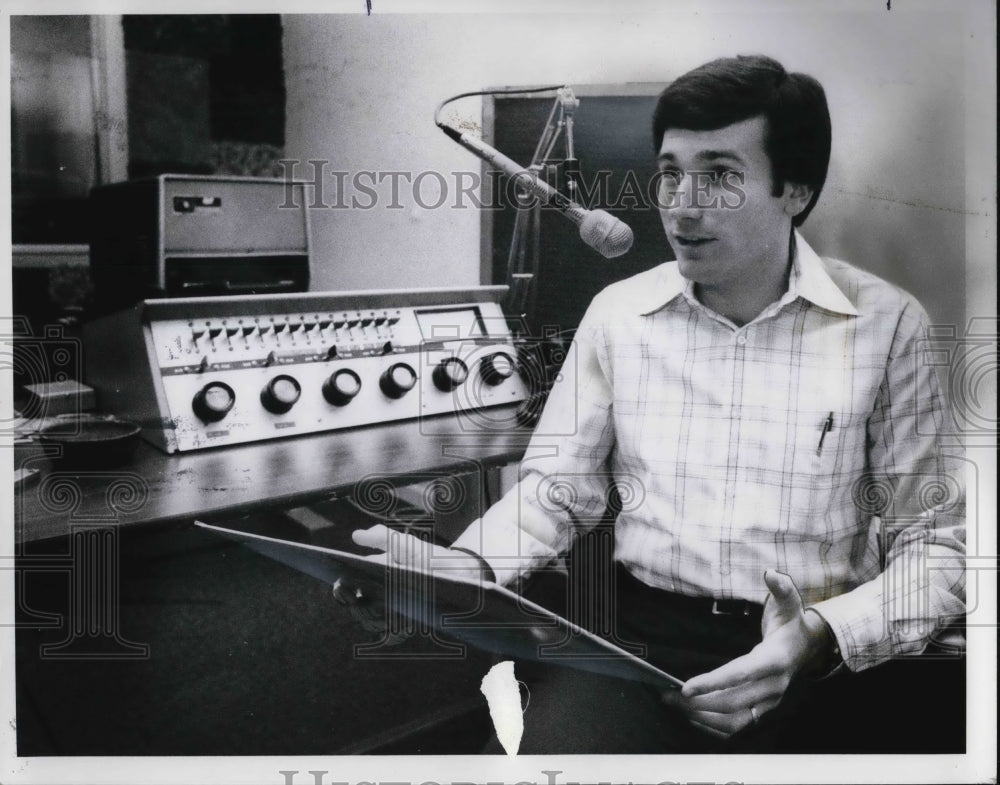 1978 Press Photo Bruce Johnson, WZLE_FM mike in Lorain- Historic Images