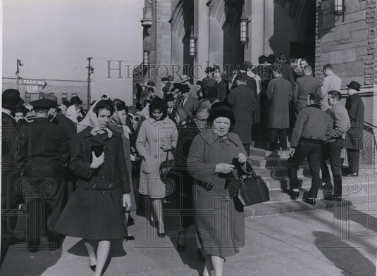 1963 Press Photo People at the Kennedy Memorial service at St. John's church- Historic Images