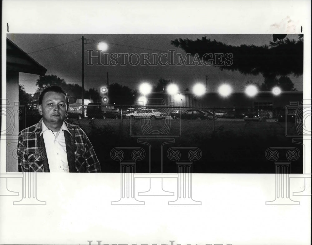 1985 Press Photo Wade Leonard in his back yard with Auto Dealer Lights - Historic Images