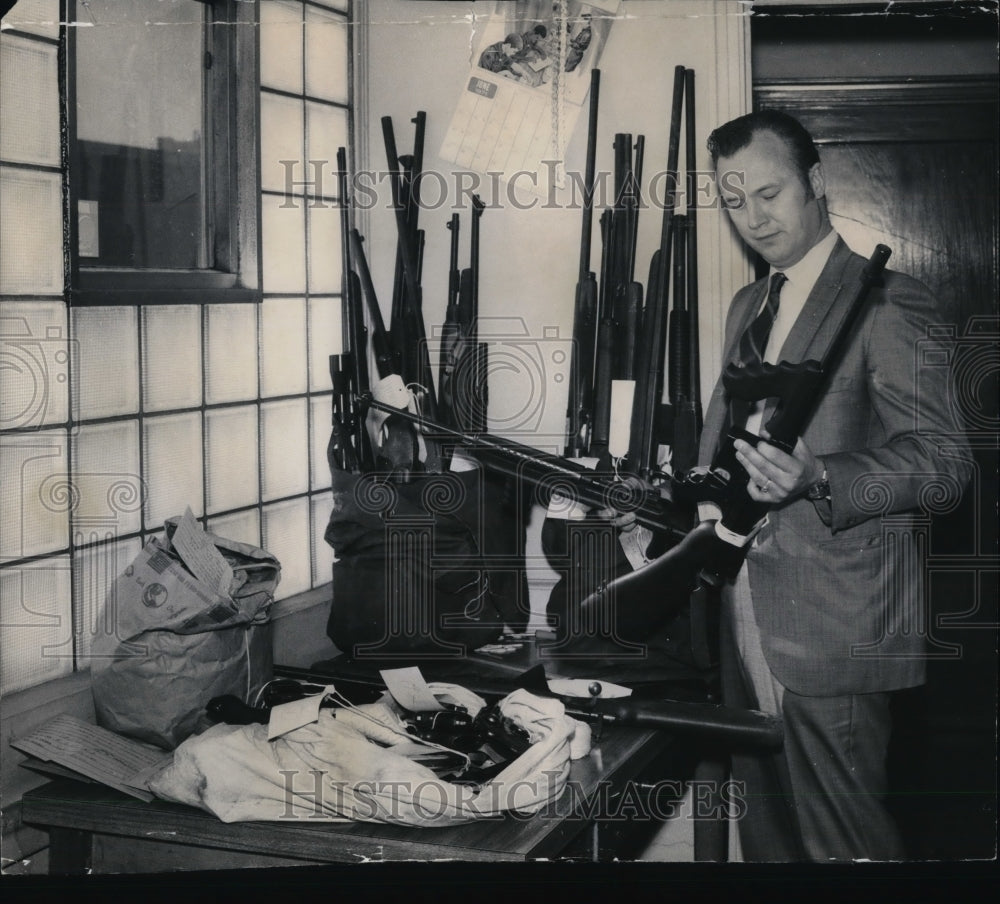 1971 Press Photo Detective John Fransen with the confiscated rifles- Historic Images