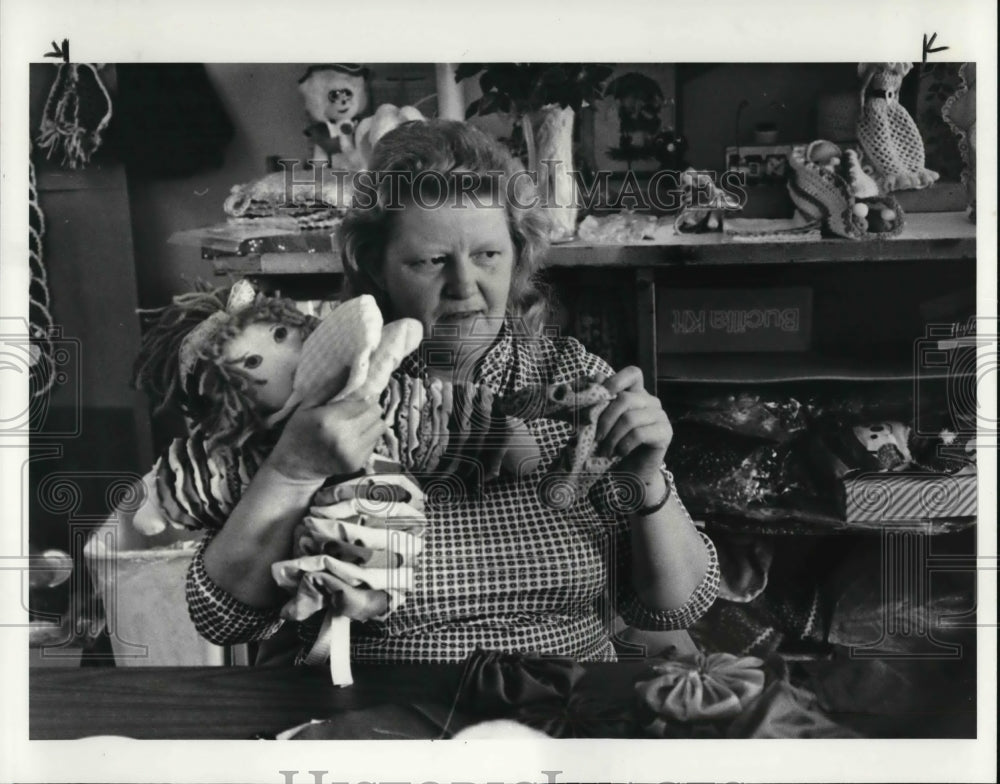 1984 Press Photo Ruth Lewis, a low income craft worker- Historic Images