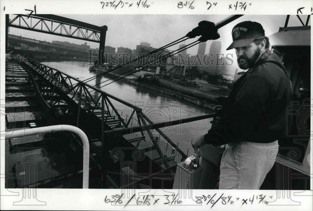 1990 Press Photo Capt. Joe Jaworski of Merchant Marine Docks Wolverine Ore Ship- Historic Images