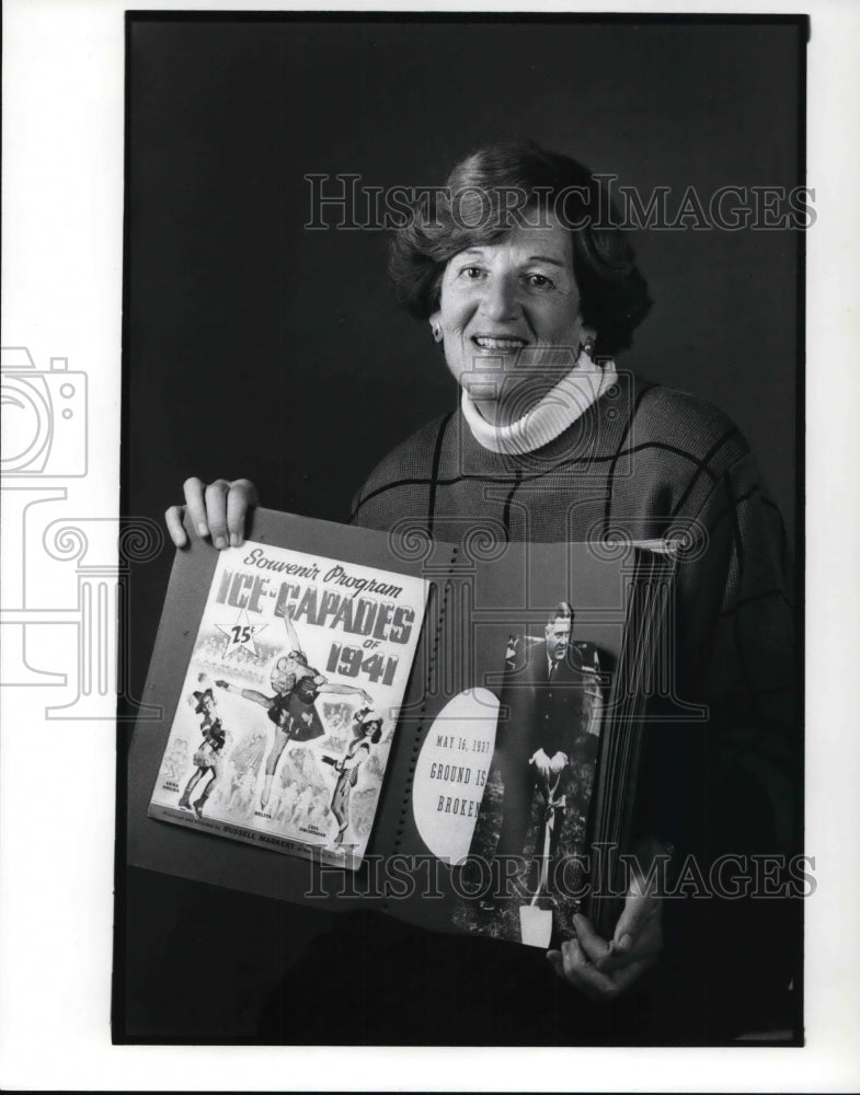 1989 Press Photo Jane Leitch with the souvenir program- Historic Images