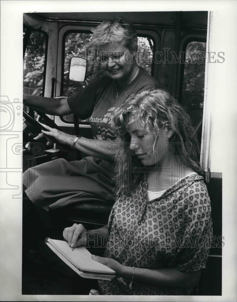 1989 Press Photo Artists Betty Leo &amp;  Amy R. Barto w/ her designs for bus - Historic Images