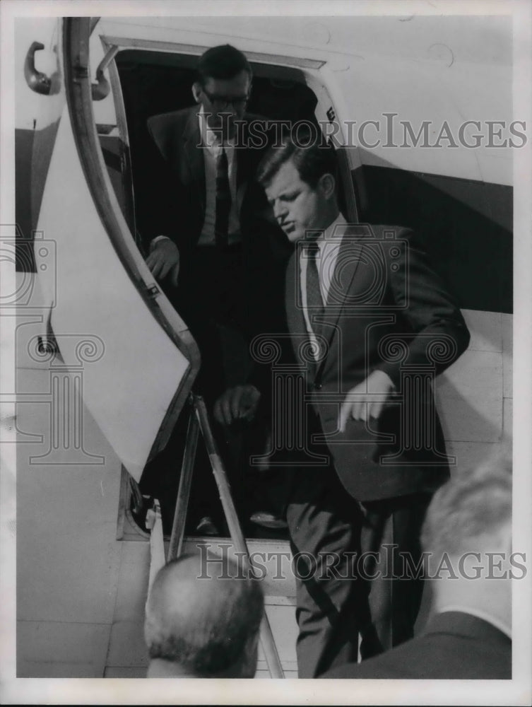 1966 Press Photo Sen Edward M. Kennedy visits Clevelend 1966- Historic Images