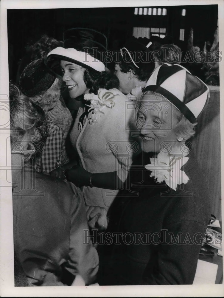 1965 Press Photo Mrs. Martin Luther King and Mrs. Ezra Shapers - cva26841- Historic Images