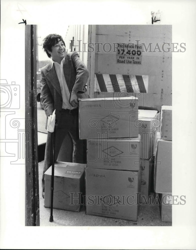 1984 Press Photo Shan Lin with the shipment - Historic Images