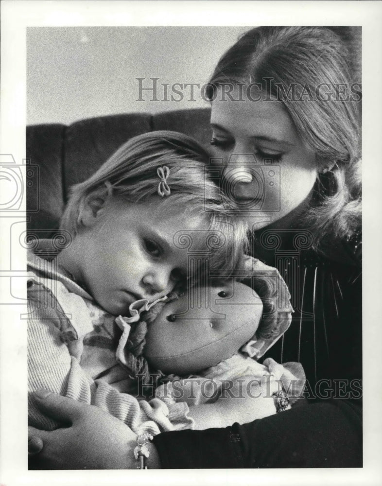 1980 Press Photo Beth King with Four Year Old Daughter Sara and Favorite Doll- Historic Images