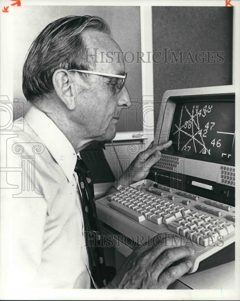 1980 Press Photo Dr. Vincent Larson, a mechanical engineering professor- Historic Images