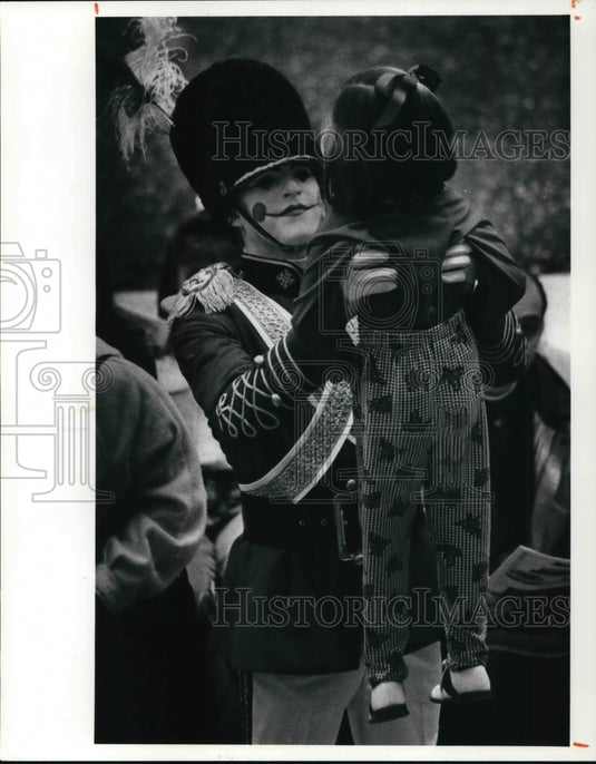 1991 Press Photo A mime playing tin soldier in the Tower City- Historic Images