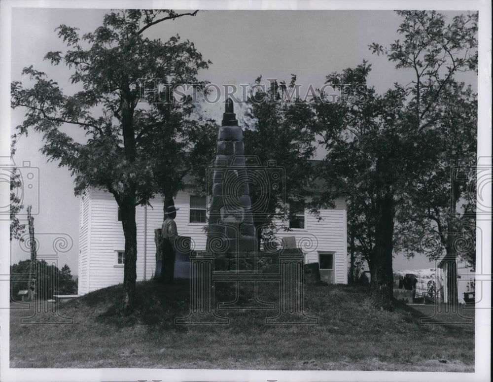 1960 Press Photo Francis F Wilshin inspecting the first monument- Historic Images