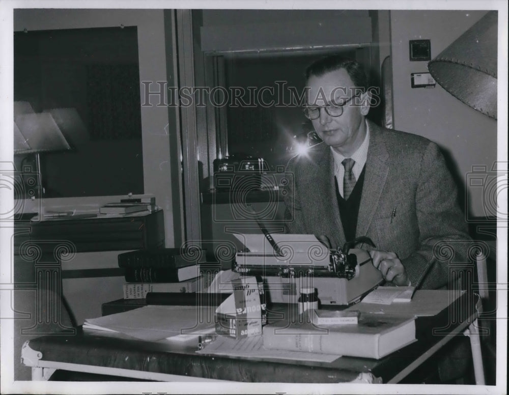 1960 Press Photo Wes Laurence, The Civil Plain Dealer columnist - cva27571- Historic Images