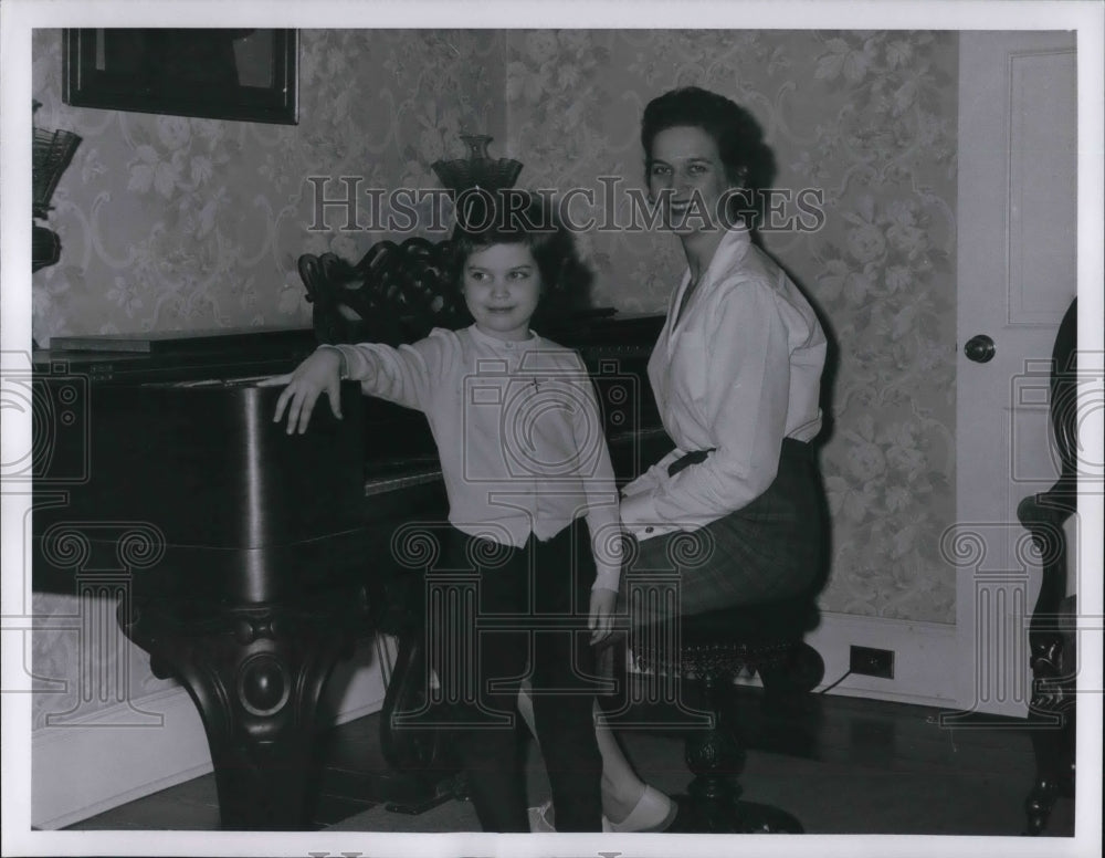 1960 Press Photo Martha Guinn &amp; daughter, Mary Ann at the Cherry Mansion&#39;s piano- Historic Images