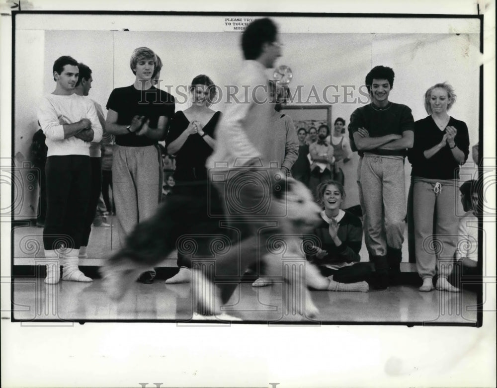 1984 Press Photo Cleveland Ballet dancers with director Dennis Nahat- Historic Images