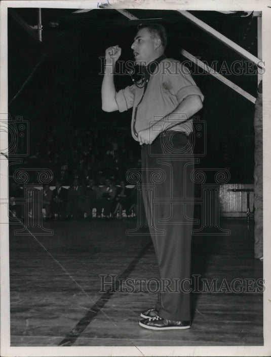 1950 Press Photo Hal Lebovitz, Sports news writer- Historic Images