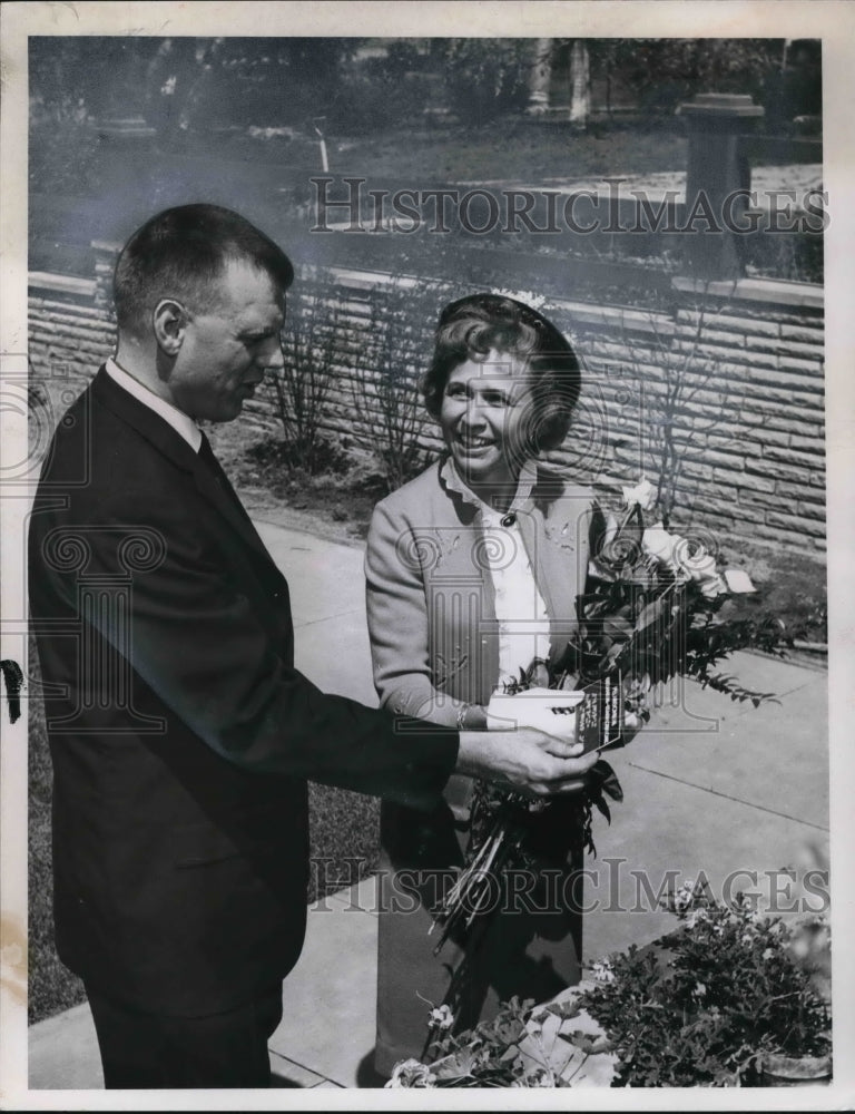 1965 Press Photo Mrs Ralph S. Locher in Blind Garden City Greenhouse- Historic Images