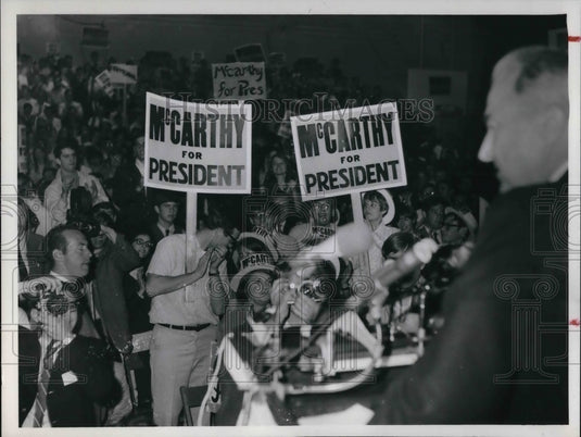 1969 Press Photo Sen. Eugene McCarthy Presidential Campaign visit in Cleveland- Historic Images
