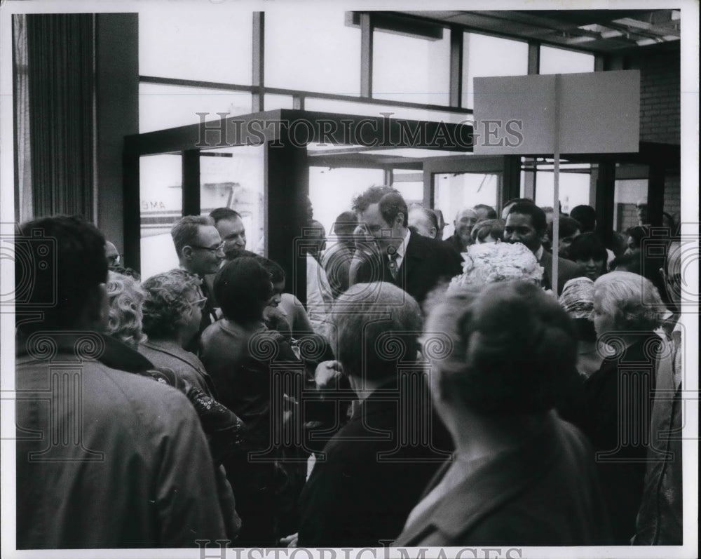 1969 Press Photo Senator Edmund Muskie arriving at downtown airport- Historic Images