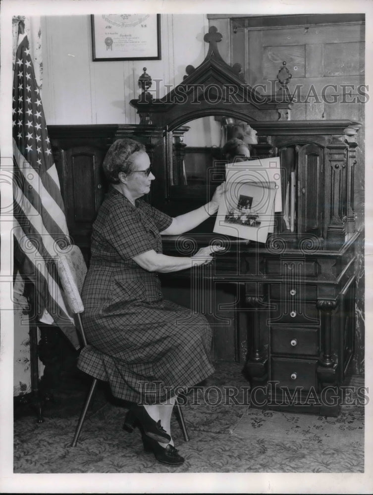 1961 Press Photo Mrs Walter A Summer shows three Spanish America War Photos- Historic Images