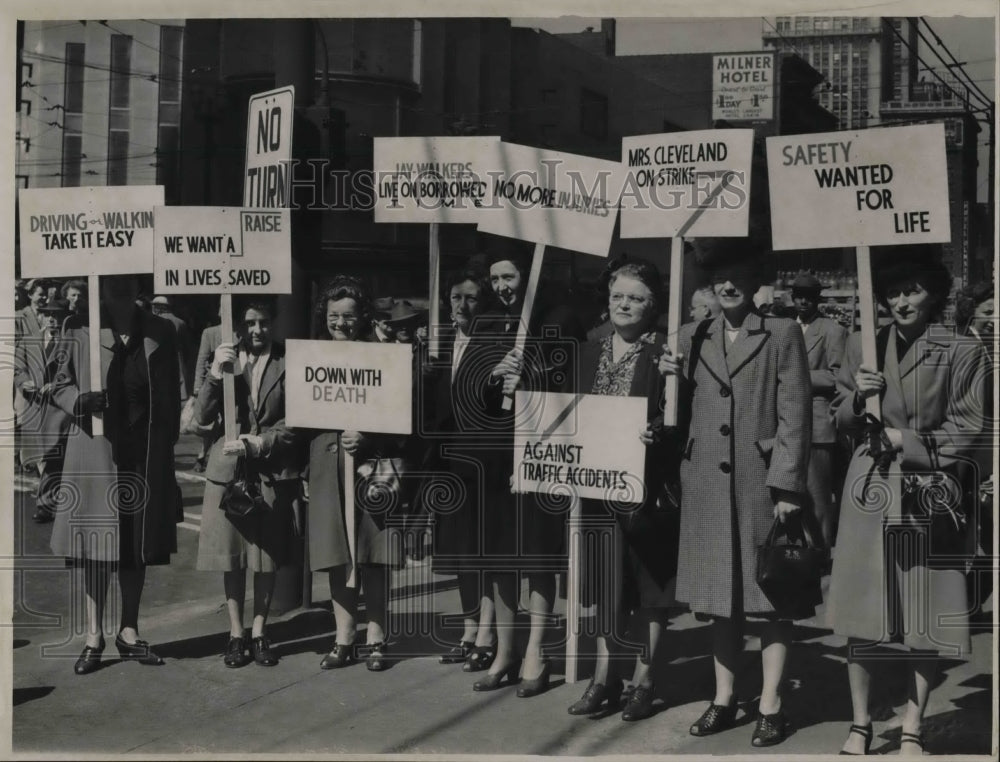 1947 Press Photo The Parent Teacher&#39;s pickets around Euclid- Historic Images