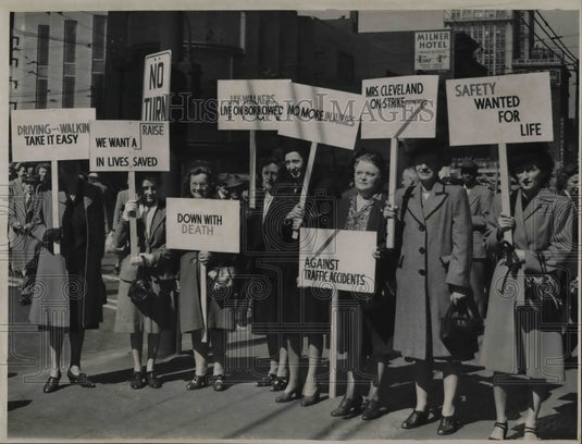 1947 Press Photo The Parent Teacher's pickets around Euclid- Historic Images