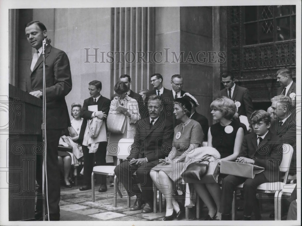 1965 Press Photo Tom Vail welcomes Robert Manry at the civic luncheon- Historic Images