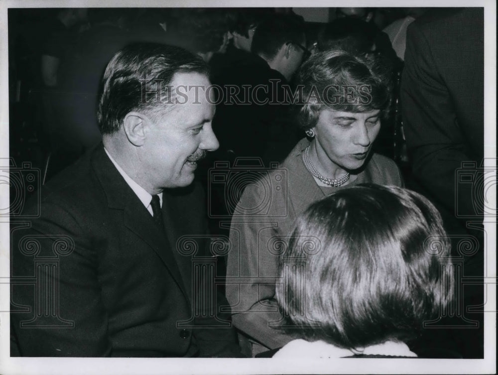 1966 Press Photo Robert Manry with his wife at a City Club Civic Revue party- Historic Images