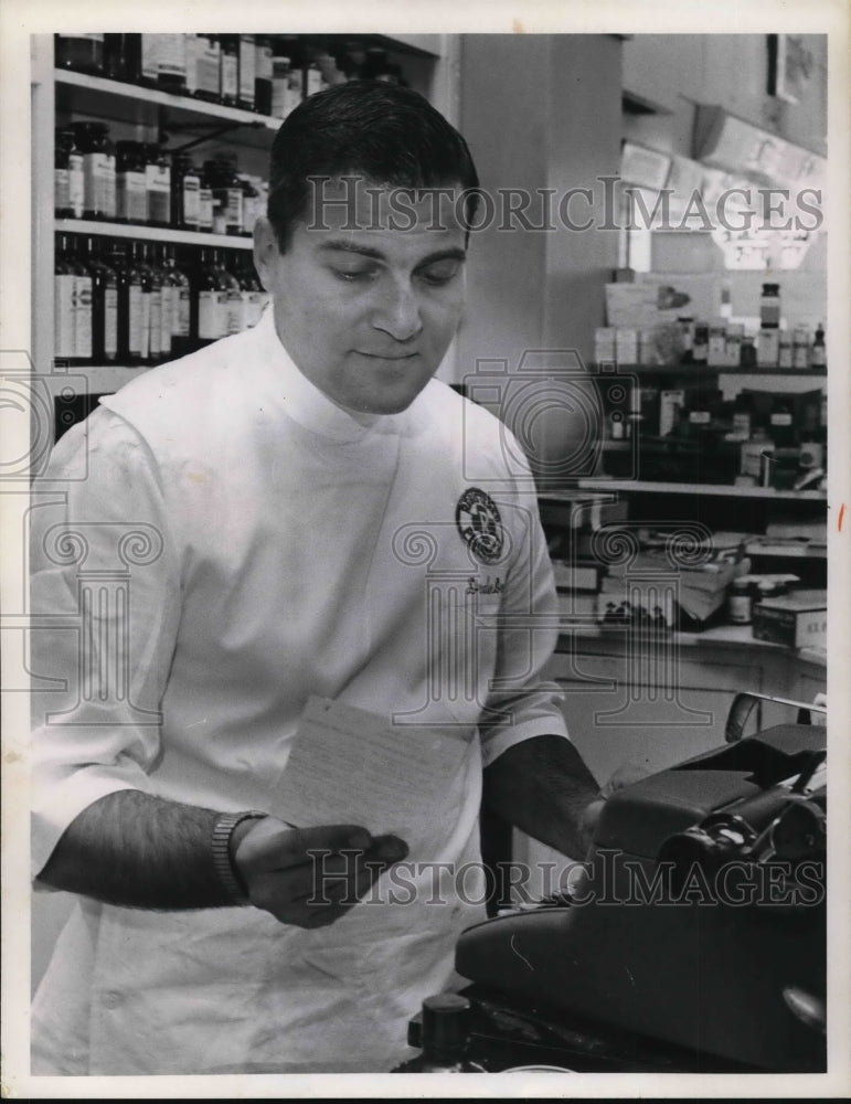 1965 Press Photo Howard Drechsler,Dexter Pharma made up Bob Manry&#39;s survival kit- Historic Images