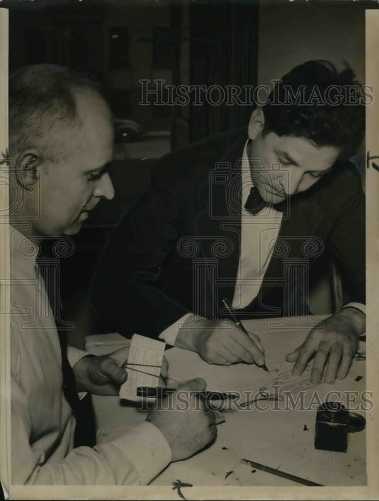 1942 Press Photo Atty JM Castello registers mayor Lausche at 2066 Adelbert Rd- Historic Images