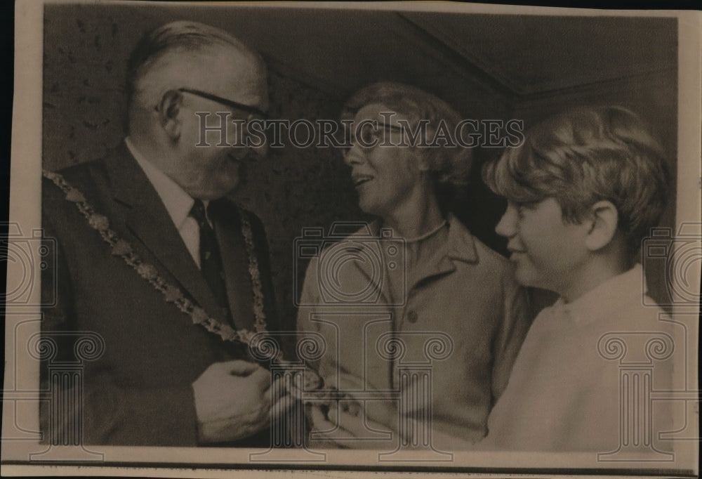 1965 Press Photo Samuel Hagren, Falmouth Mayor, Mrs Robert Many &amp; Douglas Manry- Historic Images