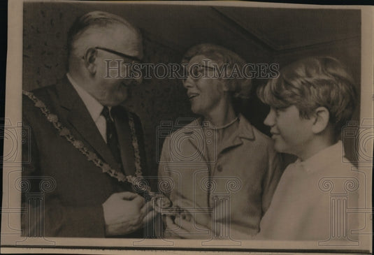 1965 Press Photo Samuel Hagren, Falmouth Mayor, Mrs Robert Many & Douglas Manry- Historic Images