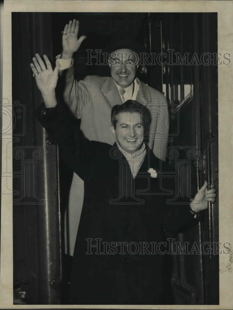 1955 Press Photo Liberace with his brother, George- Historic Images