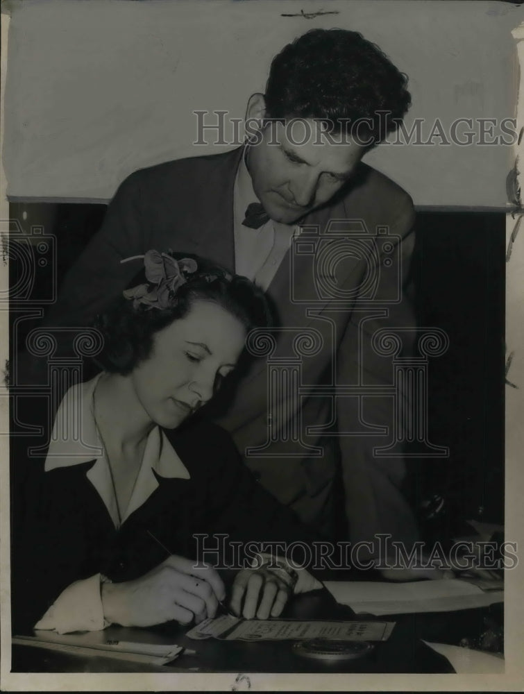 1943 Press Photo Mr. and Mrs. Frank Lausche- Historic Images