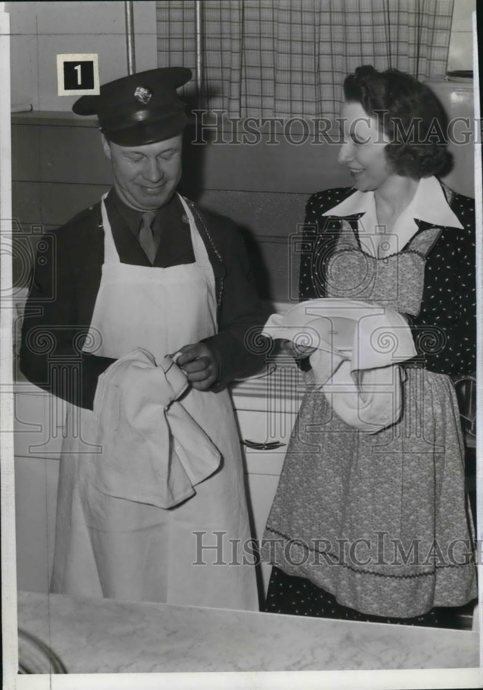 1943 Press Photo Mrs. Frank J. Lausche at the inauguration - Historic Images
