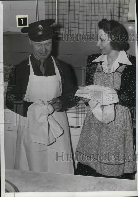 1943 Press Photo Mrs. Frank J. Lausche at the inauguration - Historic Images