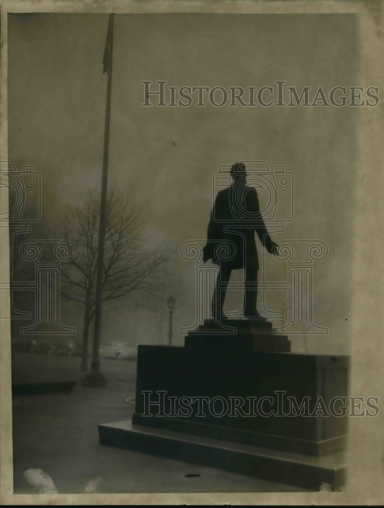 1947 Press Photo Lincoln statue in foreground toward Public Square from Library- Historic Images