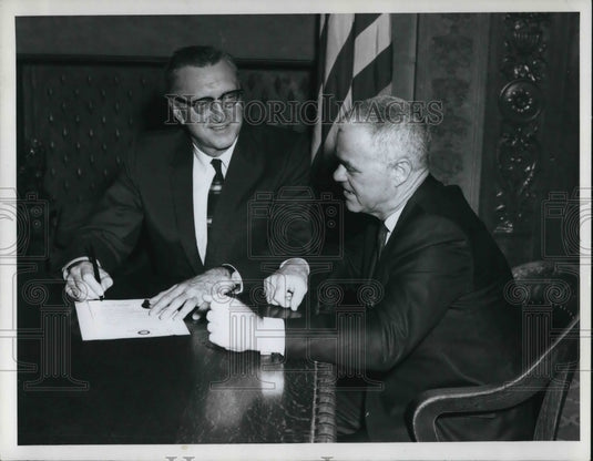 1967 Press Photo Mayor Ralph S Loder and Charles H Conger - Historic Images