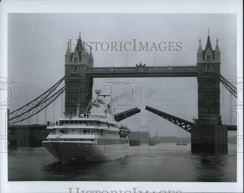 1995 Press Photo Sea Goddess 1 passing under Tower Bridge in London- Historic Images