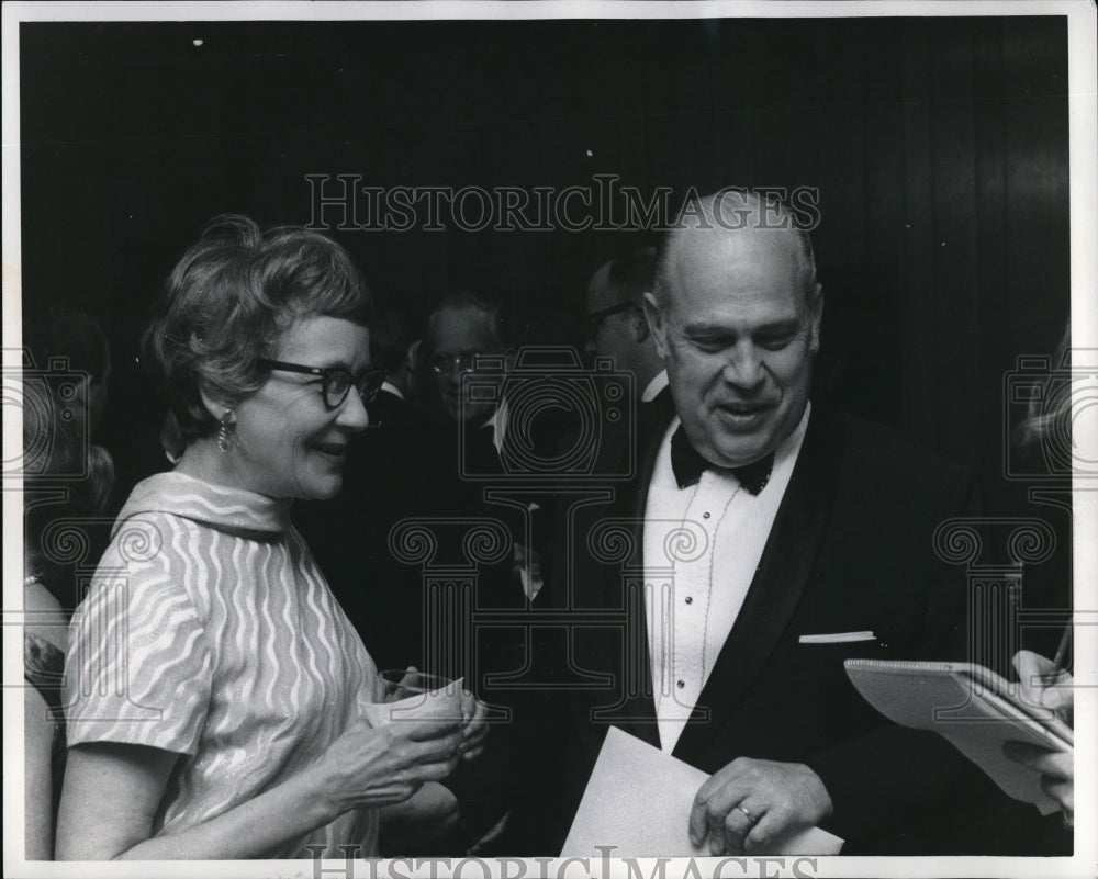 1969 Press Photo Mrs. Irvine H. Page &amp; Francis Coy during Annual Stouffer Awards- Historic Images