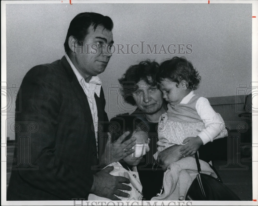 1975 Press Photo Peter is hugged by his parents, Mr and Mrs Gino Persuric