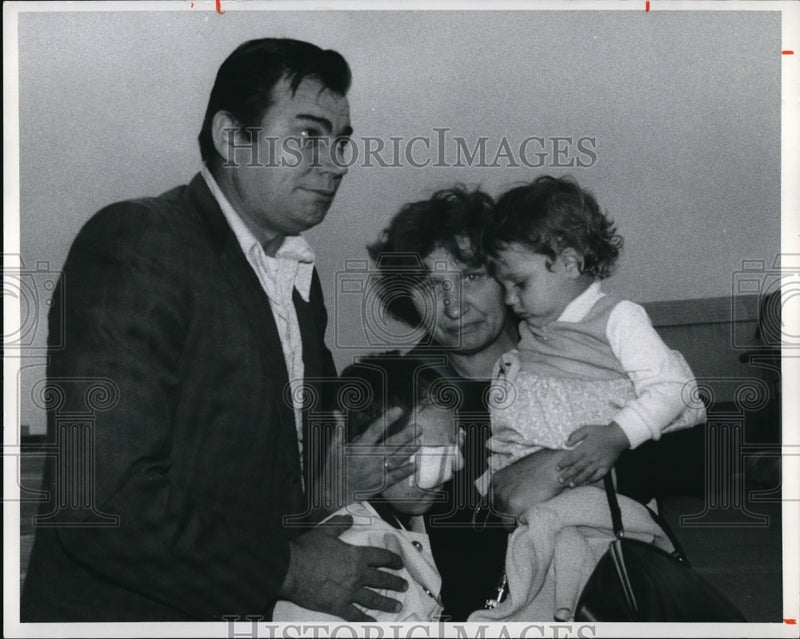 Load image into Gallery viewer, 1975 Press Photo Peter is hugged by his parents, Mr and Mrs Gino Persuric
